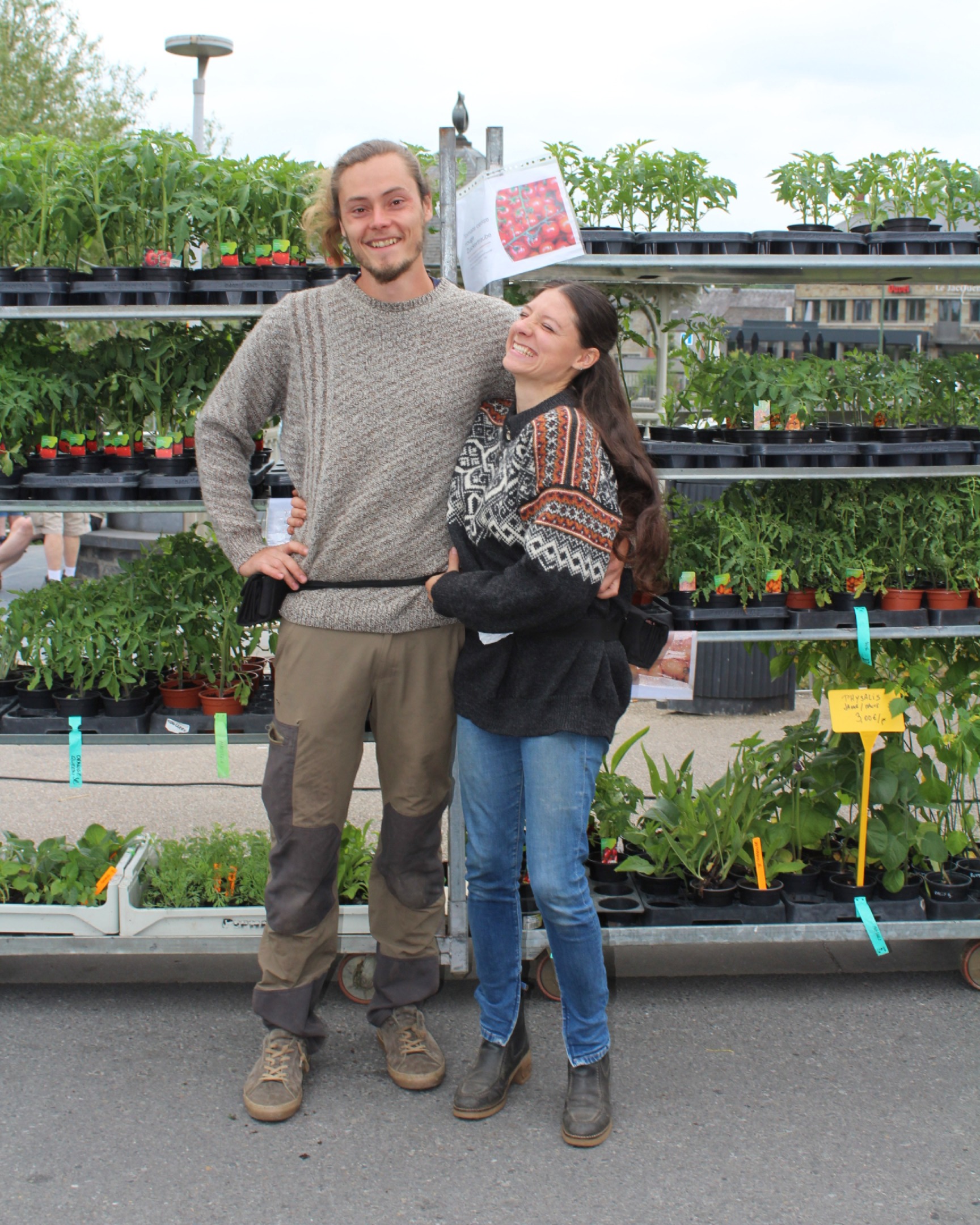 Agriculteur souriant avec un panier de légumes frais
