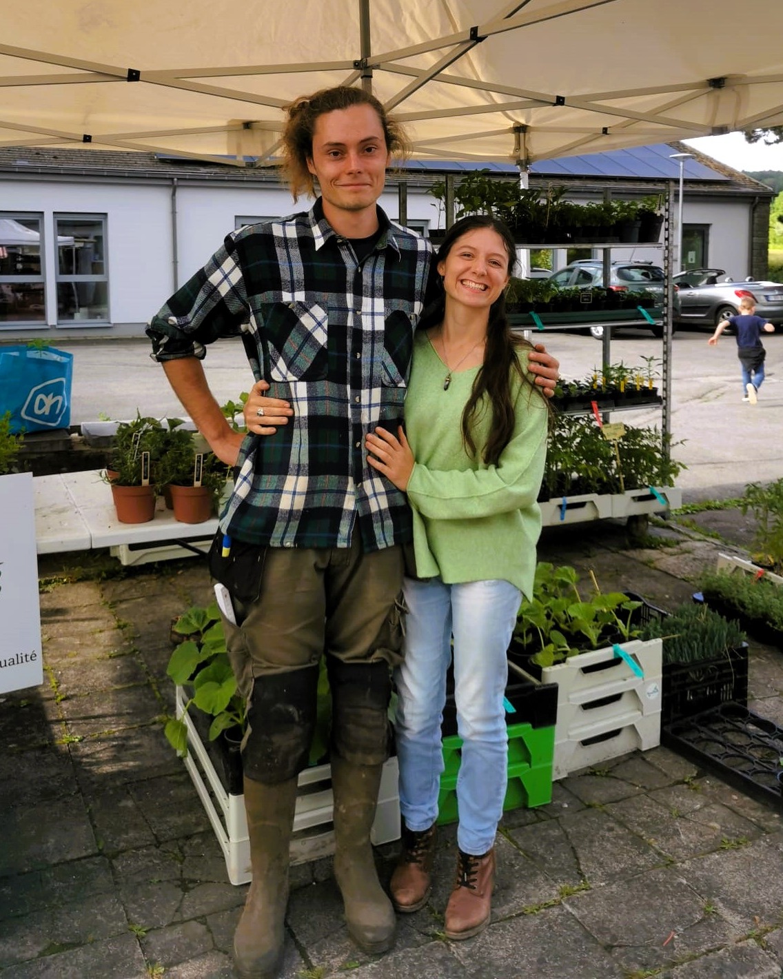Agriculteur souriant avec un panier de légumes frais